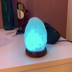 Colour changing mini salt lamp